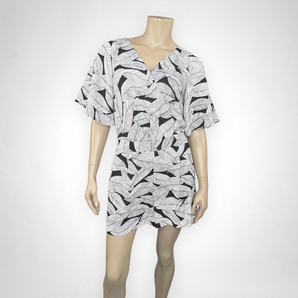 LOFT 10 Petite Black and White Fern Faux Wrap Romper Summer Vacation‎ Casual